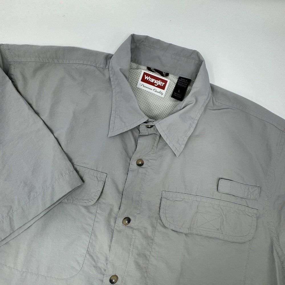 Wrangler Men's Large Button Up Fishing‎ Shirt Short Sleeve Gray Double Pockets